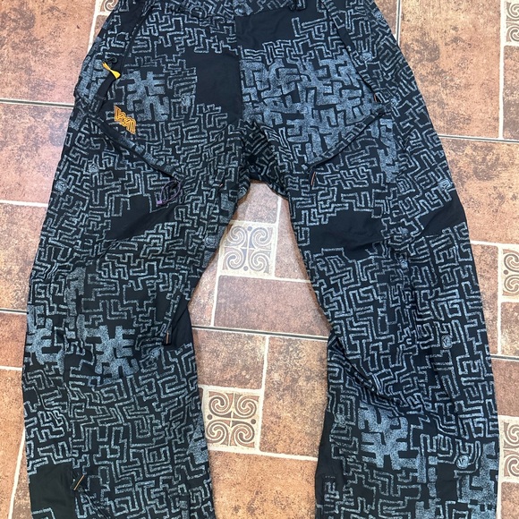 Volcom Black and Gray Patterned Men snow boarding pants - Picture 1 of 6